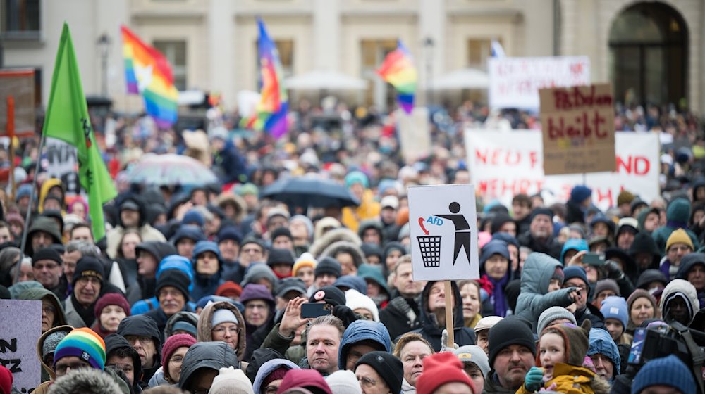People stand on the Alter Markt during the "Potsdam defends itself" demonstrations / Photo: Sebastian Gollnow/dpa