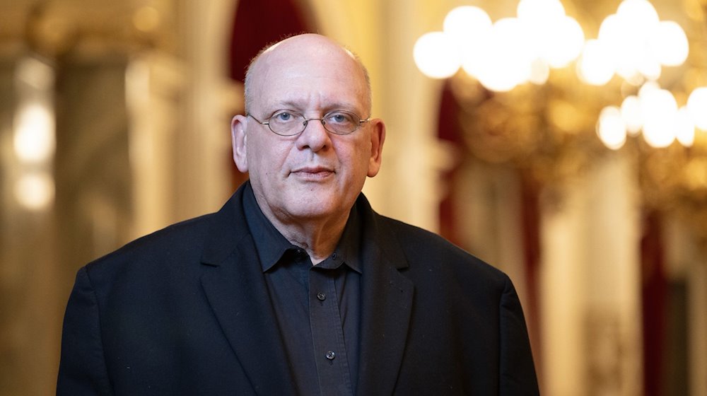 Detlev Glanert steht in der Semperoper. / Foto: Sebastian Kahnert/dpa