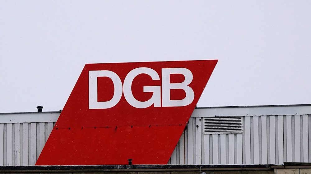 Das Logo des Deutschen Gewerkschaftsbundes DGB ist auf dem Dach des Gewerkschaftshauses zu sehen. / Foto: Rabea Gruber/dpa