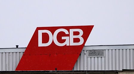 Das Logo des Deutschen Gewerkschaftsbundes DGB ist auf dem Dach des Gewerkschaftshauses zu sehen. / Foto: Rabea Gruber/dpa