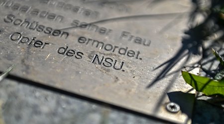 "Opfer des NSU" ist auf einer Gedenkplatte am Gedenkort für die Opfer der Terrorzelle «Nationalsozialistischer Untergrund» (NSU) in Zwickau zu lesen. / Foto: Hendrik Schmidt/dpa-Zentralbild/dpa