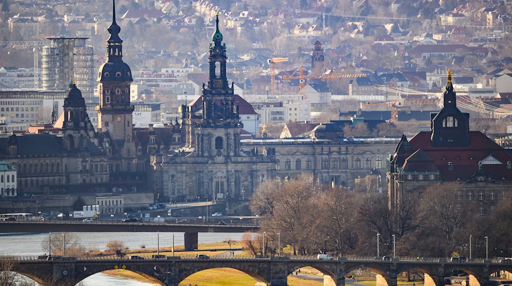 Blick auf die Altstadt an der Elbe mit dem Hausmannsturm (l) und der Hofkirche. / Foto: Robert Michael/dpa