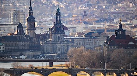 Blick auf die Altstadt an der Elbe mit dem Hausmannsturm (l) und der Hofkirche. / Foto: Robert Michael/dpa