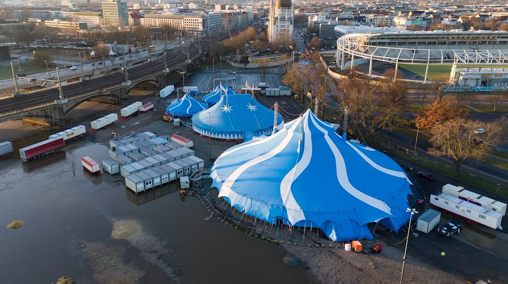 Das Hochwasser der Elbe nähert sich den Zelten des Weihnachtszirkus im Sportpark Ostra. / Foto: Sebastian Kahnert/dpa