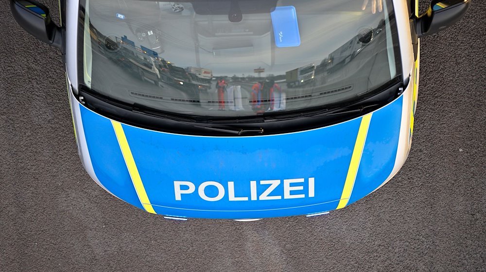 Ein Polizeiauto bei einem Einsatz. / Foto: Klaus-Dietmar Gabbert/dpa/Symbolbild