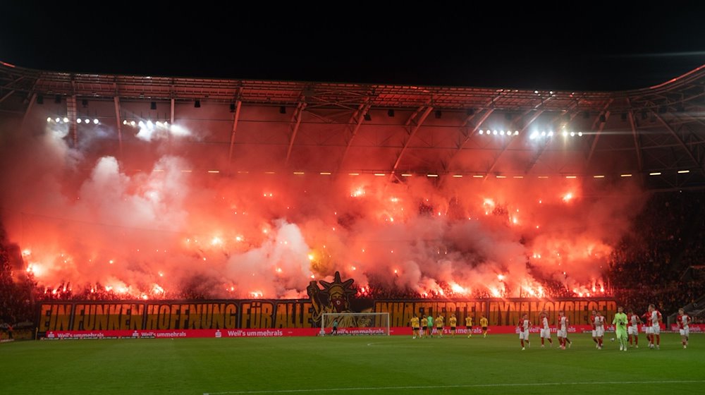 Dynamo must now pay another fine for pyro offenses by its fans. / Photo: Robert Michael/dpa/Archivbild