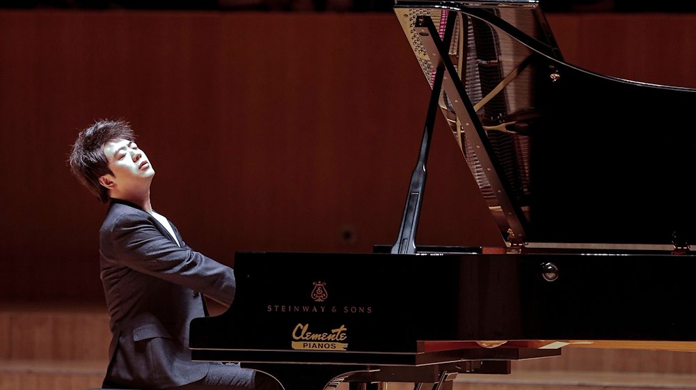 El pianista estrella Lang Lang actúa en el Palacio de la Música / Foto: Manuel Bruque/epa/dpa/Archivbild