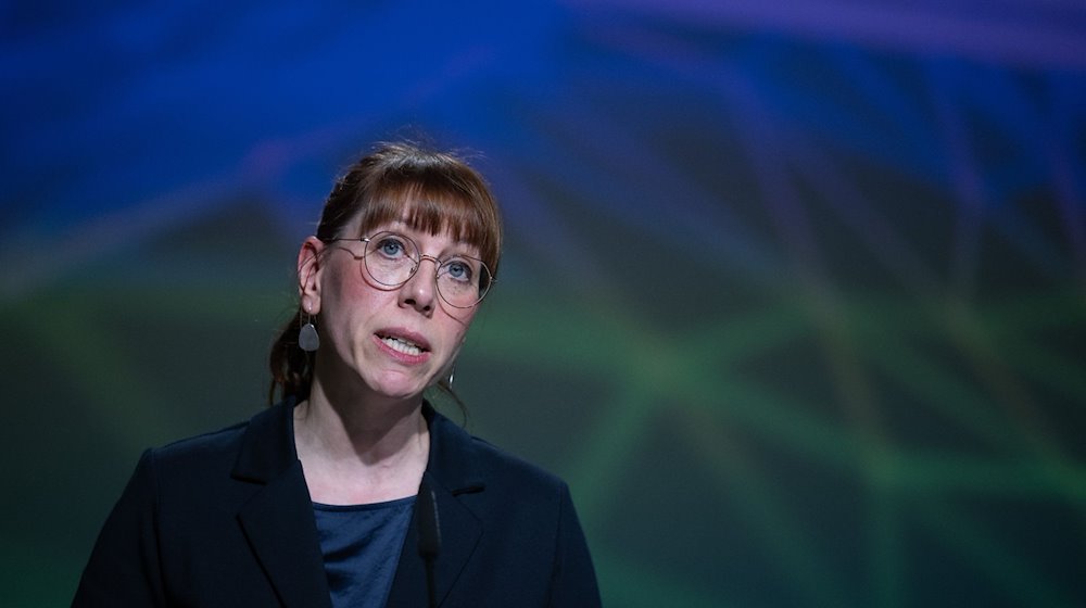 Katja Meier in Chemnitz auf einer Pressekonferenz. / Foto: Hendrik Schmidt/dpa