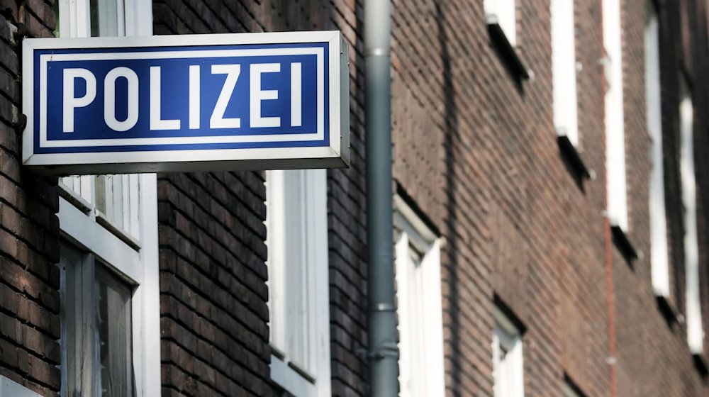A sign with the word "Police" hangs on a police station / Photo: Roland Weihrauch/dpa/Symbolic image
