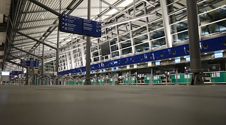 Eine leere Halle im Flughafen Leipzig-Halle. / Foto: Sebastian Willnow/dpa