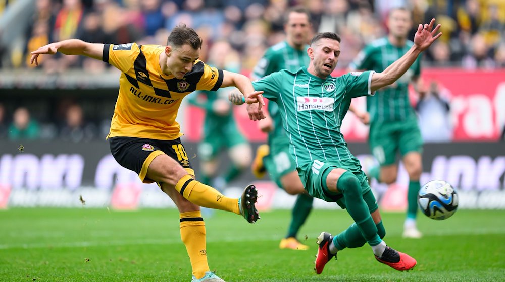 Dynamo's Jakob Lemmer (l) scores the goal against Lübeck's Manuel Farrona Pulido to make it 3:0 / Photo: Robert Michael/dpa