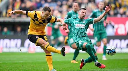 Dynamo's Jakob Lemmer (l) scores the goal against Lübeck's Manuel Farrona Pulido to make it 3:0 / Photo: Robert Michael/dpa
