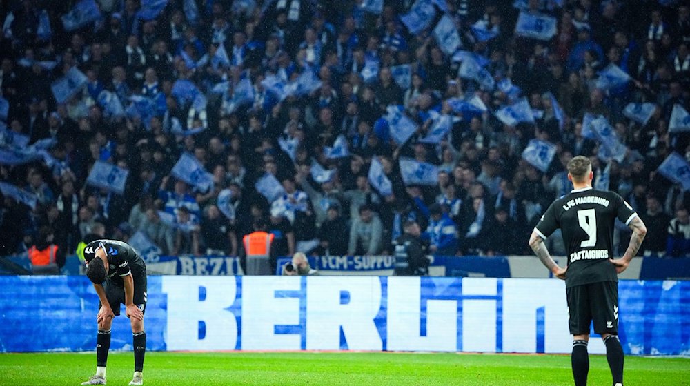 Magdeburg's players show their disappointment after the match / Photo: Soeren Stache/dpa