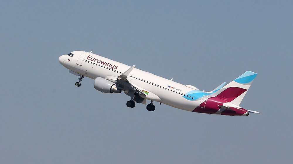 Ein Flugzeug der Fluggesellschaft Eurowings startet auf dem Düsseldorfer Flughafen. / Foto: Roland Weihrauch/dpa