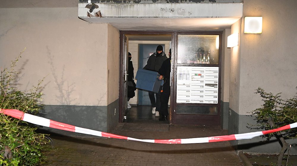 Ermittler verlassen das Wohnhaus der früheren RAF-Terroristin Daniela Klette in Berlin mit Tüten und Kartons mit sichergestellten Gegenständen. / Foto: Paul Zinken/dpa