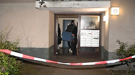 Ermittler verlassen das Wohnhaus der früheren RAF-Terroristin Daniela Klette in Berlin mit Tüten und Kartons mit sichergestellten Gegenständen. / Foto: Paul Zinken/dpa