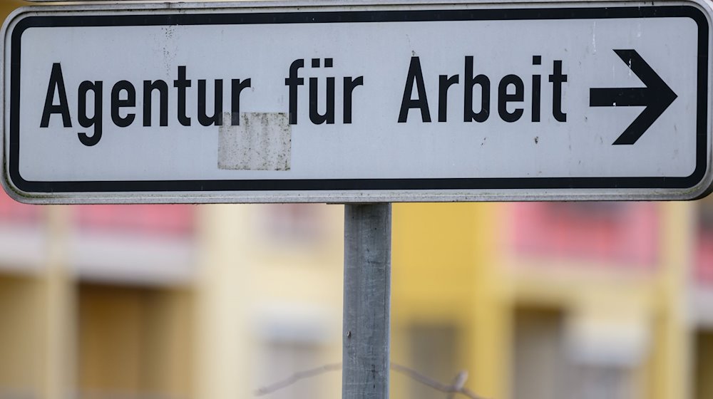 Ein Schild weist die Richtung zu einer Agentur für Arbeit. / Foto: Robert Michael/dpa/Symbolbild