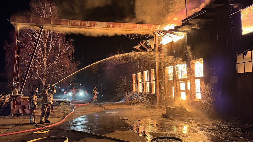 Einsatzkräfte der Feuerwehr sind bei Löscharbeiten an einem leerstehenden Industriegebäude im Einsatz. / Foto: --/Feuerwehr Dresden/dpa