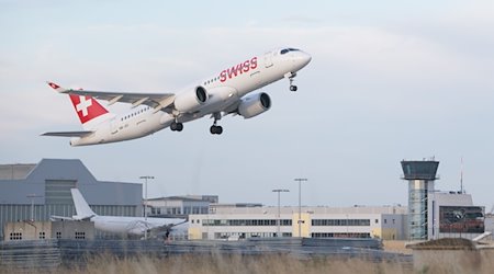 A Bombardier CS300 takes off in front of the tower at Dresden International Airport. / Photo: Sebastian Kahnert/dpa/Archiv