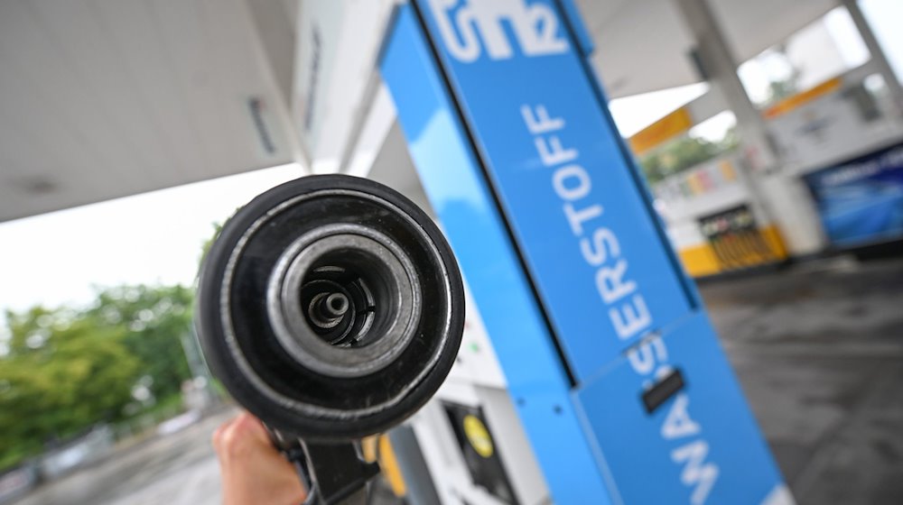 Una boca de llenado para repostar vehículos de hidrógeno en un surtidor de hidrógeno de una estación de servicio / Foto: Bernd Weißbrod/dpa