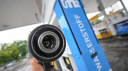 A filler neck for refueling hydrogen vehicles at a hydrogen pump at a filling station / Photo: Bernd Weißbrod/dpa