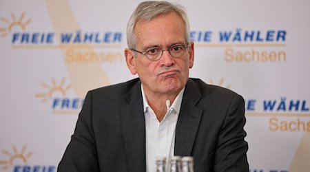 Thomas Weidinger, Landesvorsitzender der Freien Wähler, sitzt in einer Pressekonferenz. / Foto: Jan Woitas/dpa