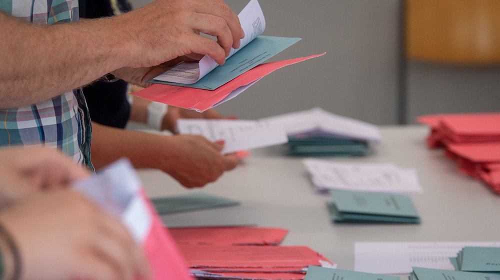 Помічники виборців відкривають конверти для голосування поштою у шкільному класі / Фото: Hendrik Schmidt/dpa-Zentralbild/dpa/Symbolic image