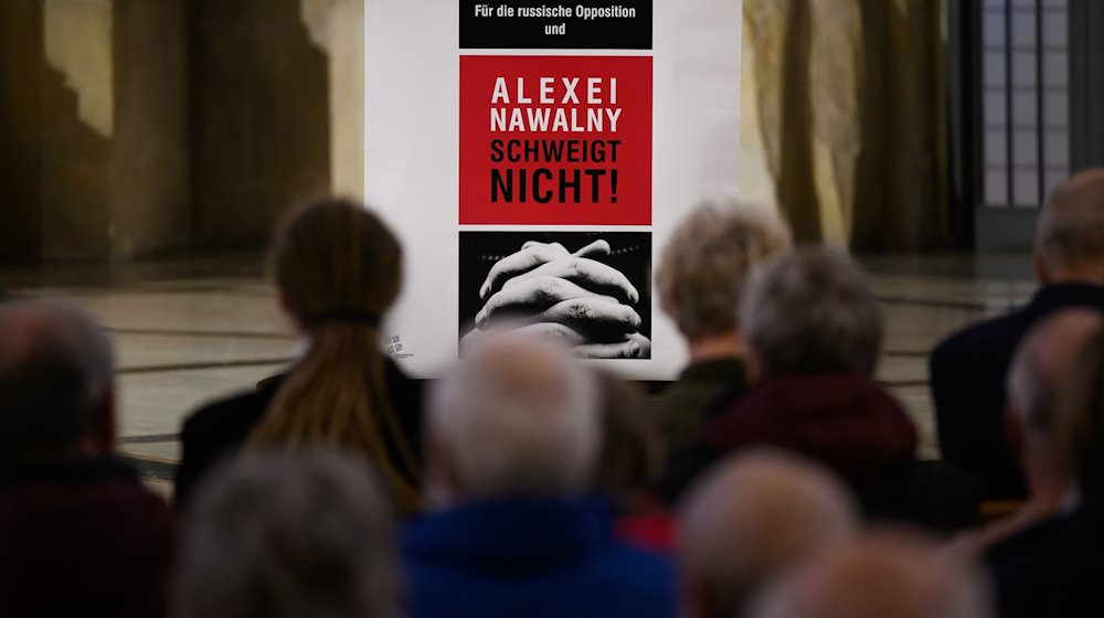 A poster with the inscription "Alexei Navalny is not silent!" hangs at the prayer for peace in the Kreuzkirche / Photo: Robert Michael/dpa