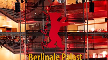 La zona de entrada al Berlinale Palast está vacía a primera hora de la mañana del día de la inauguración / Foto: Fabian Sommer/dpa/Archivbild