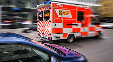 Una ambulancia de la Arbeiter-Samariter-Bund (ASB) circula con luces azules / Foto: Frank Rumpenhorst/dpa/Imagen simbólica