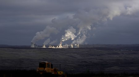 Smoke rises from the chimneys of the Turow opencast lignite mine. / Photo: Petr David Josek/AP/dpa