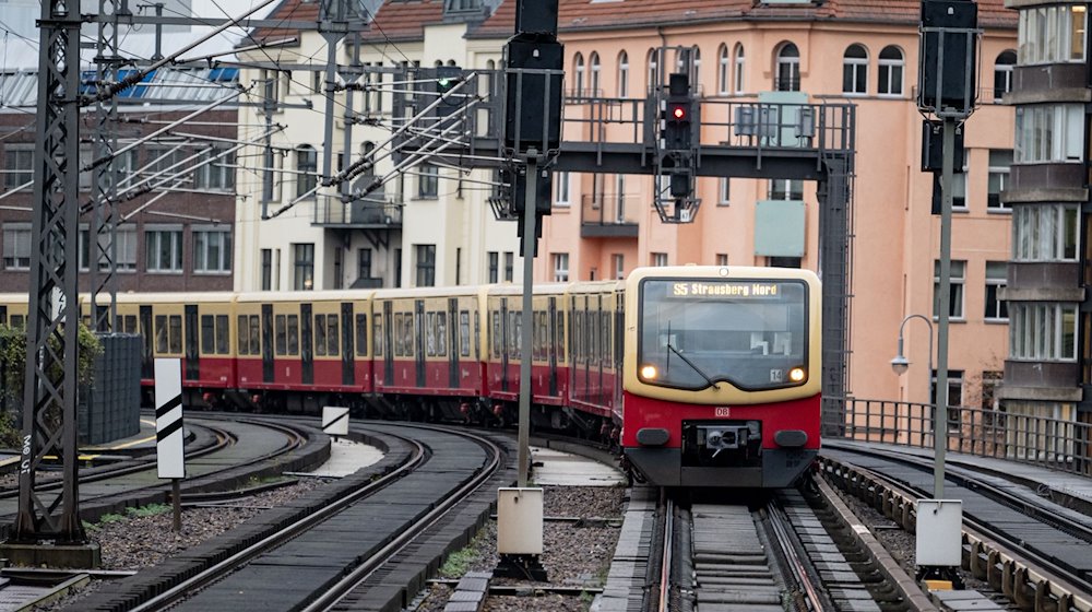Die S-Bahn 5 Richtung Strausberg Nord fährt beim Warnstreik bei der Deutschen Bahn in die Haltestelle Alexanderplatz ein. / Foto: Fabian Sommer/dpa