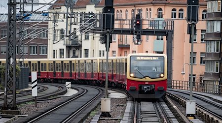 Потяг S-Bahn 5 у напрямку Штраусберг Норд прибуває на зупинку Александерплац під час попереджувального страйку Deutsche Bahn / Фото: Фабіан Зоммер/dpa