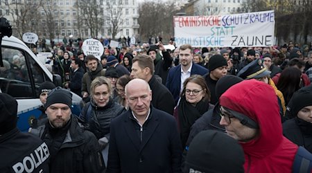El alcalde en funciones, Kai Wegner, y la senadora de Transportes, Manja Schreiner (ambos de la CDU), pasean por el Parque Görlitzer acompañados de manifestantes / Foto: Sebastian Gollnow/dpa