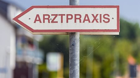 Ein Schild «Arztpraxis» steht an der Straße. / Foto: Soeren Stache/dpa-Zentralbild/ZB/Symbolbild