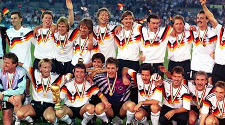 El equipo alemán se alinea para la foto de equipo después de la victoria final por 1-0 contra Argentina en la Copa del Mundo en el Estadio Olímpico de Roma / Foto: Frank Leonhardt/dpa/Archivbild