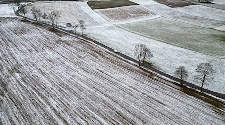 Cars drive along a road in the lightly snow-covered Ore Mountains / Photo: Jan Woitas/dpa