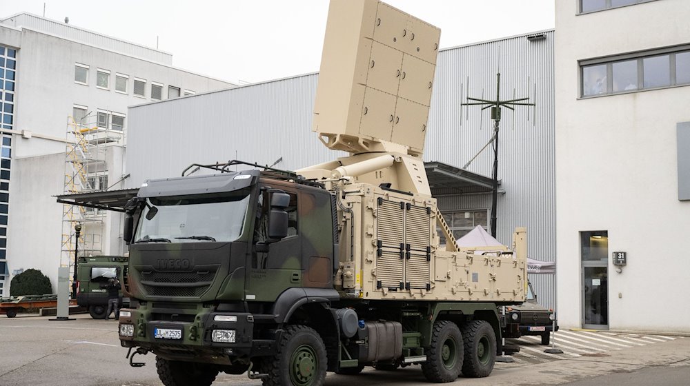 Радар малого радіусу дії TRML-4D на вантажівці стоїть на території компанії Hensoldt / Фото: Marijan Murat/dpa