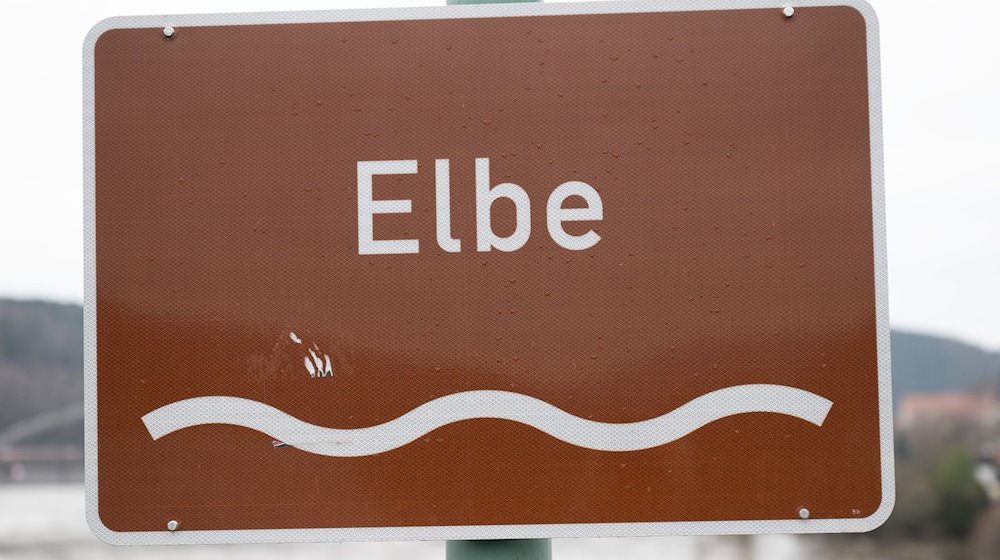 Ein Schild mit der Aufschrift «Elbe», aufgenommen auf der Elbbrücke in Bad Schandau. / Foto: Sebastian Kahnert/dpa