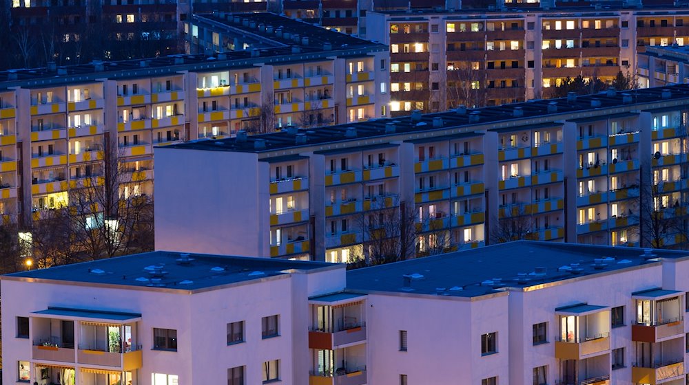 Blick auf die Wohnhäuser im Dresdner Neubaugebiet Gorbitz. / Foto: Monika Skolimowska/dpa-Zentralbild/dpa/Archivbild