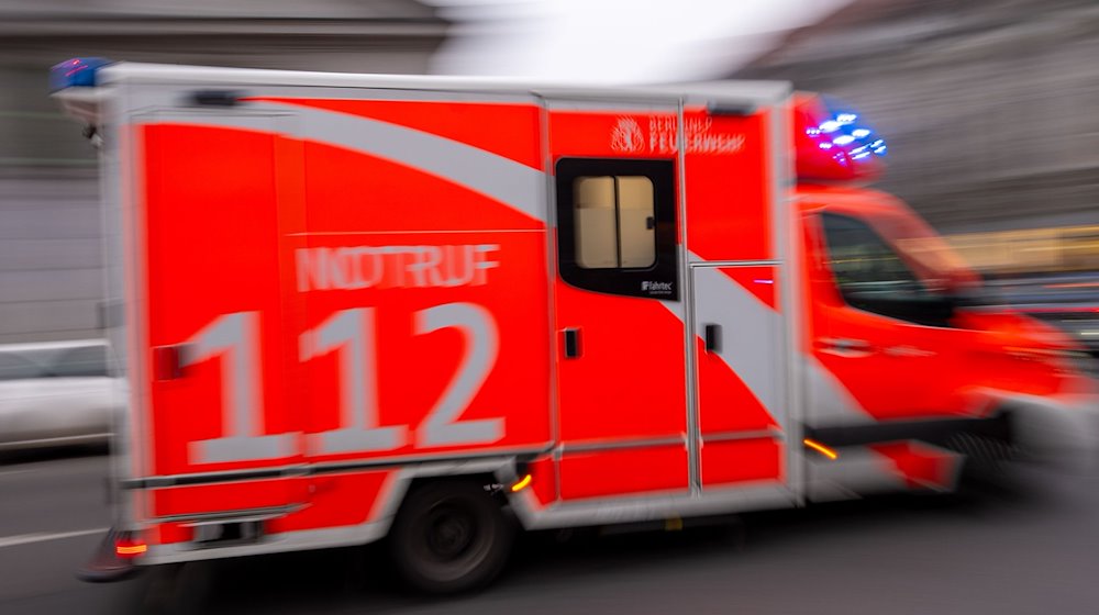 سيارة إسعاف تابعة لإطفائية برلين تتجه نحو الموقع بأنوار الإنذار المركبة. / الصورة: Monika Skolimowska/dpa
