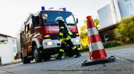 Ein Feuerwehrmann geht an einem Einsatzfahrzeug vorbei. / Foto: Philipp von Ditfurth/dpa/Symbolbild