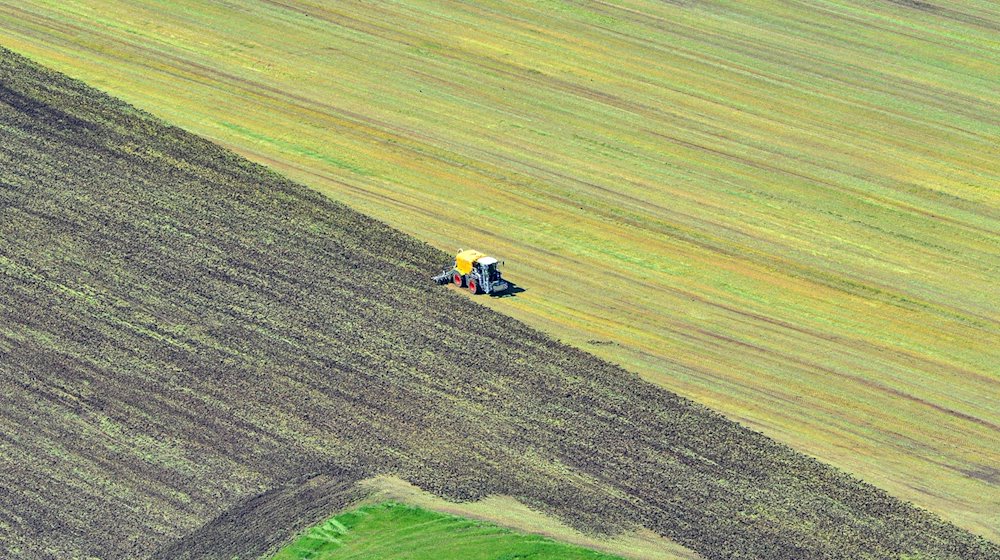 Eine Landwirtschaftsmaschine bringt bei Bad Aibling in Bayern Gülle auf ein gemähtes Feld auf. / Foto: Peter Kneffel/dpa/Archivbild