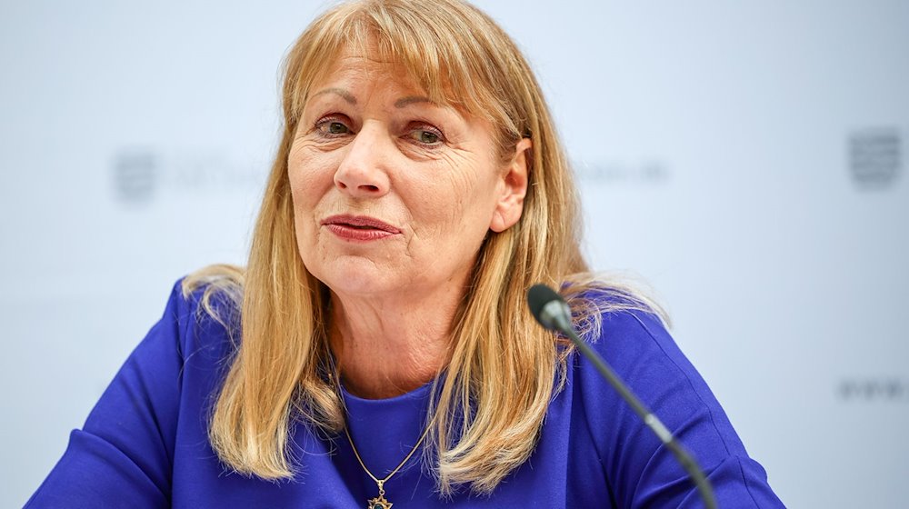 Petra Köpping (SPD), Sozialministerin von Sachsen, spricht in einer Pressekonferenz. / Foto: Jan Woitas/dpa