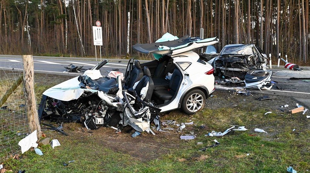 Zwei Unfallfahrzeuge stehen auf der Bundesstraße 87 bei Mockrehna. / Foto: Erik-Holm Langhof/Ehl Media/dpa