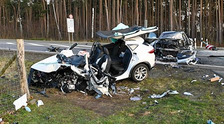 Zwei Unfallfahrzeuge stehen auf der Bundesstraße 87 bei Mockrehna. / Foto: Erik-Holm Langhof/Ehl Media/dpa