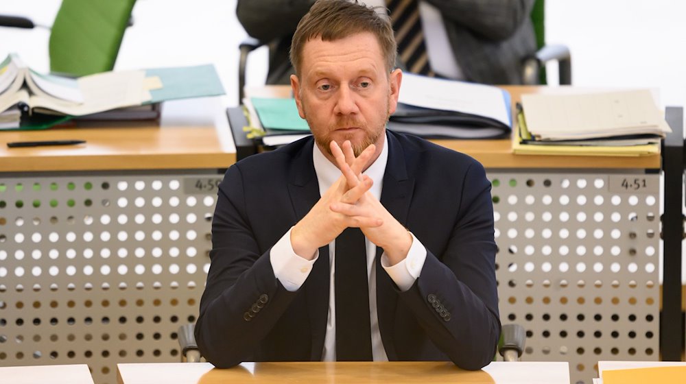 Michael Kretschmer (CDU), Ministerpräsident von Sachsen, sitzt während der Sitzung des Sächsischen Landtags an seinem Platz. / Foto: Robert Michael/dpa