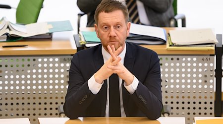 Michael Kretschmer (CDU), Ministro Presidente de Sajonia, sentado en su escaño durante la sesión del Parlamento del Estado de Sajonia / Foto: Robert Michael/dpa