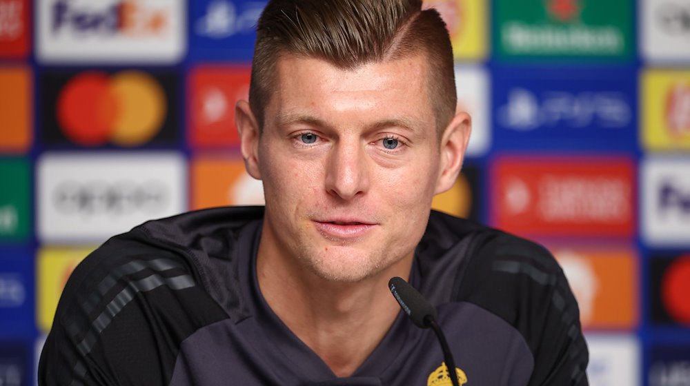 Reals Spieler Toni Kroos spricht in der Pressekonferenz. / Foto: Jan Woitas/dpa