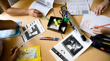 مكعبات، أقلام، مقص وغراء وأدوات أخرى توضع خلال اجتماع تحرير صحيفة طلابية على طاولة التحرير. / صورة: بولين ويلروت / دبا-صورة رسالية / صورة رمزية